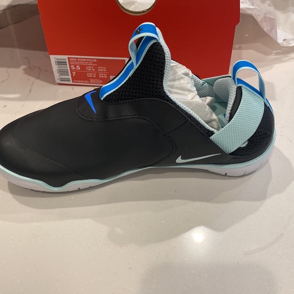 New nikes size 7 HCW shoes - Picture 2 of 5